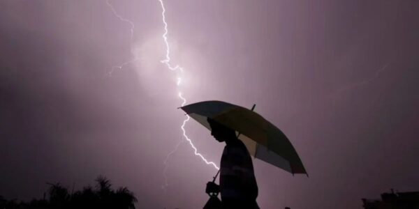 Tormenta eléctrica sobre una ciudad, imagen referencial del aviso meteorológico para La Araucanía, Los Ríos y Los Lagos.