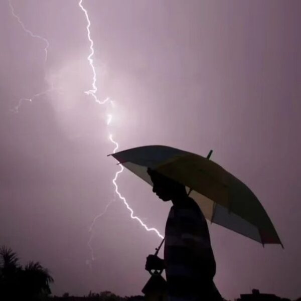 Tormenta eléctrica sobre una ciudad, imagen referencial del aviso meteorológico para La Araucanía, Los Ríos y Los Lagos.