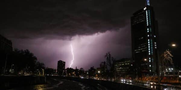 Avisos meteorológicos por lluvias y probables tormentas eléctricas en sectores de Chile.
