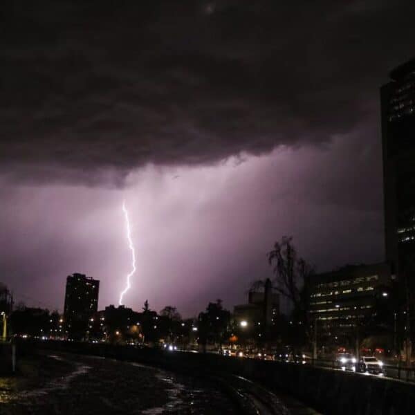 Avisos meteorológicos por lluvias y probables tormentas eléctricas en sectores de Chile.