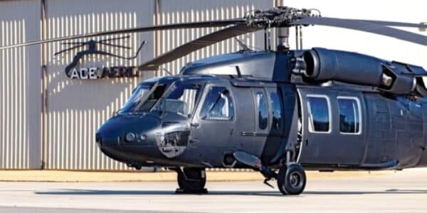 Helicóptero Black Hawk durante una operación militar, plataforma utilizada para transporte, rescate y apoyo logístico.