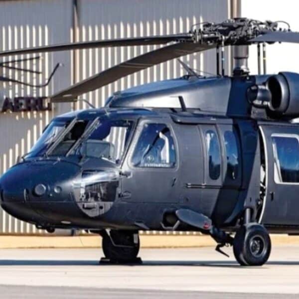 Helicóptero Black Hawk durante una operación militar, plataforma utilizada para transporte, rescate y apoyo logístico.