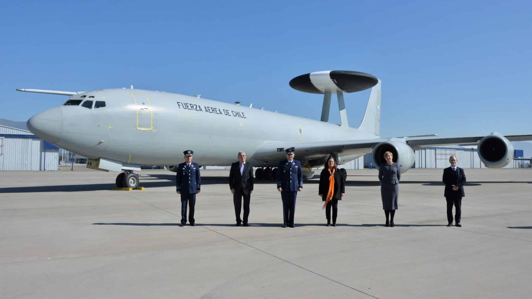 Boeing E-3D Sentry de la FACh en vuelo, con el característico domo del radar AN/APY-2 instalado sobre su fuselaje.