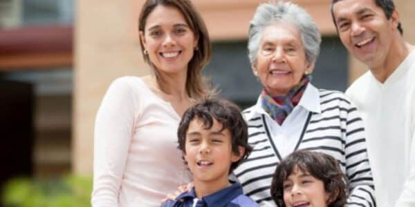 Bono por Hijo: beneficio del Estado que mejora la pensión de las madres de 65 años o más por cada hija o hijo nacido vivo o adoptado.