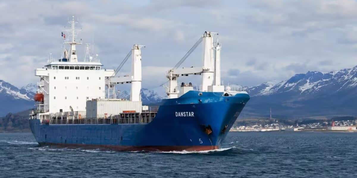 Buque Danstar, carguero chileno que prepara una nueva ruta comercial desde Punta Arenas hacia las Islas Malvinas.