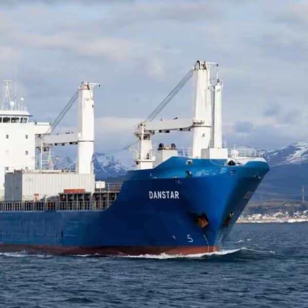 Buque Danstar, carguero chileno que prepara una nueva ruta comercial desde Punta Arenas hacia las Islas Malvinas.