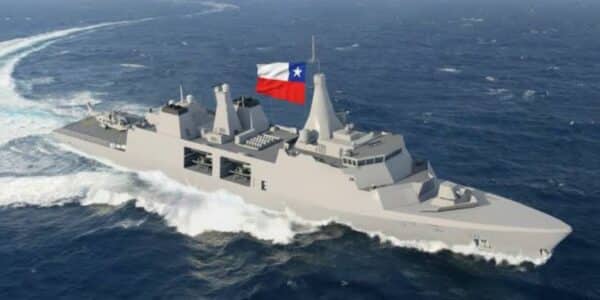 Un buque de guerra moderno en un astillero, en referencia a la propuesta de construcción naval local para la Armada de Chile