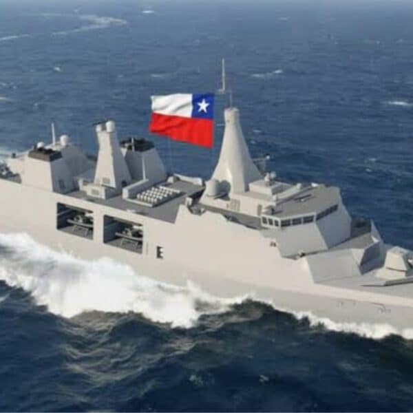 Un buque de guerra moderno en un astillero, en referencia a la propuesta de construcción naval local para la Armada de Chile