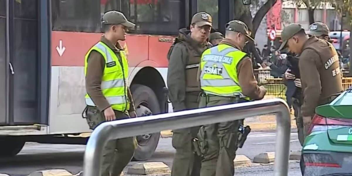 Bus RED detenido en Santiago durante el procedimiento policial desplegado tras el fatal atropello de una estudiante.