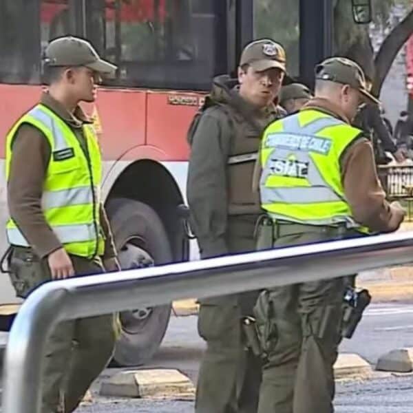 Bus RED detenido en Santiago durante el procedimiento policial desplegado tras el fatal atropello de una estudiante.