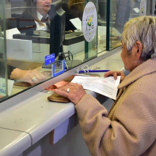 Adultos mayores realizando trámites previsionales en el contexto del calendario de aumentos de la Pensión Garantizada Universal