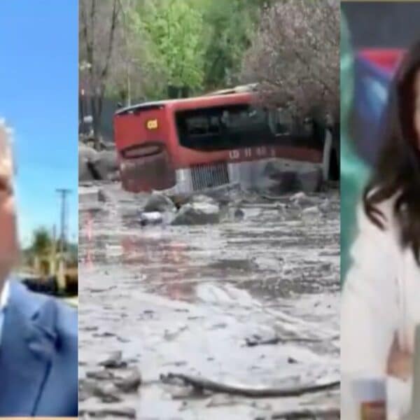 Christian Pino durante su despacho en vivo para la televisión argentina por el aluvión en Las Condes