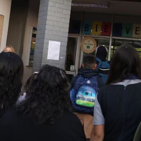 Propuesta pendiente de verificar: vista general del acceso o fachada de un establecimiento educacional en Valdivia, en contexto de la comunidad del Colegio Gandhi.