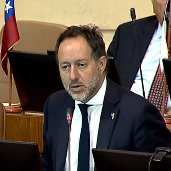 Vista general de una sesión legislativa durante un debate ambiental relacionado con Cristóbal Urruticoechea. Propuesta pendiente de seleccionar y verificar.