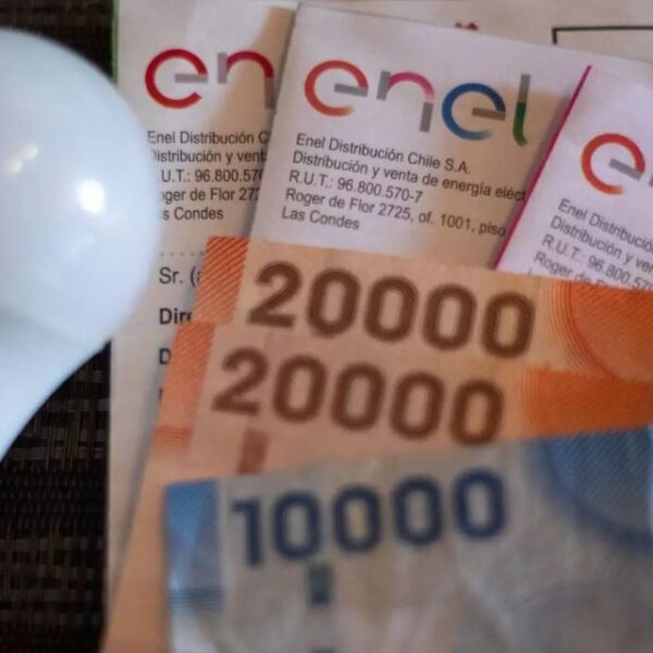 Medidor eléctrico residencial en Chile, en el contexto del anuncio gubernamental sobre las próximas cuentas de luz.