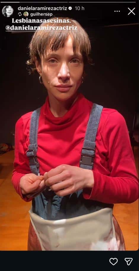 Captura de la publicación de Daniela Ramírez en Instagram, donde luce su nuevo corte de pelo corto con polera roja de cuello alto y overol azul.