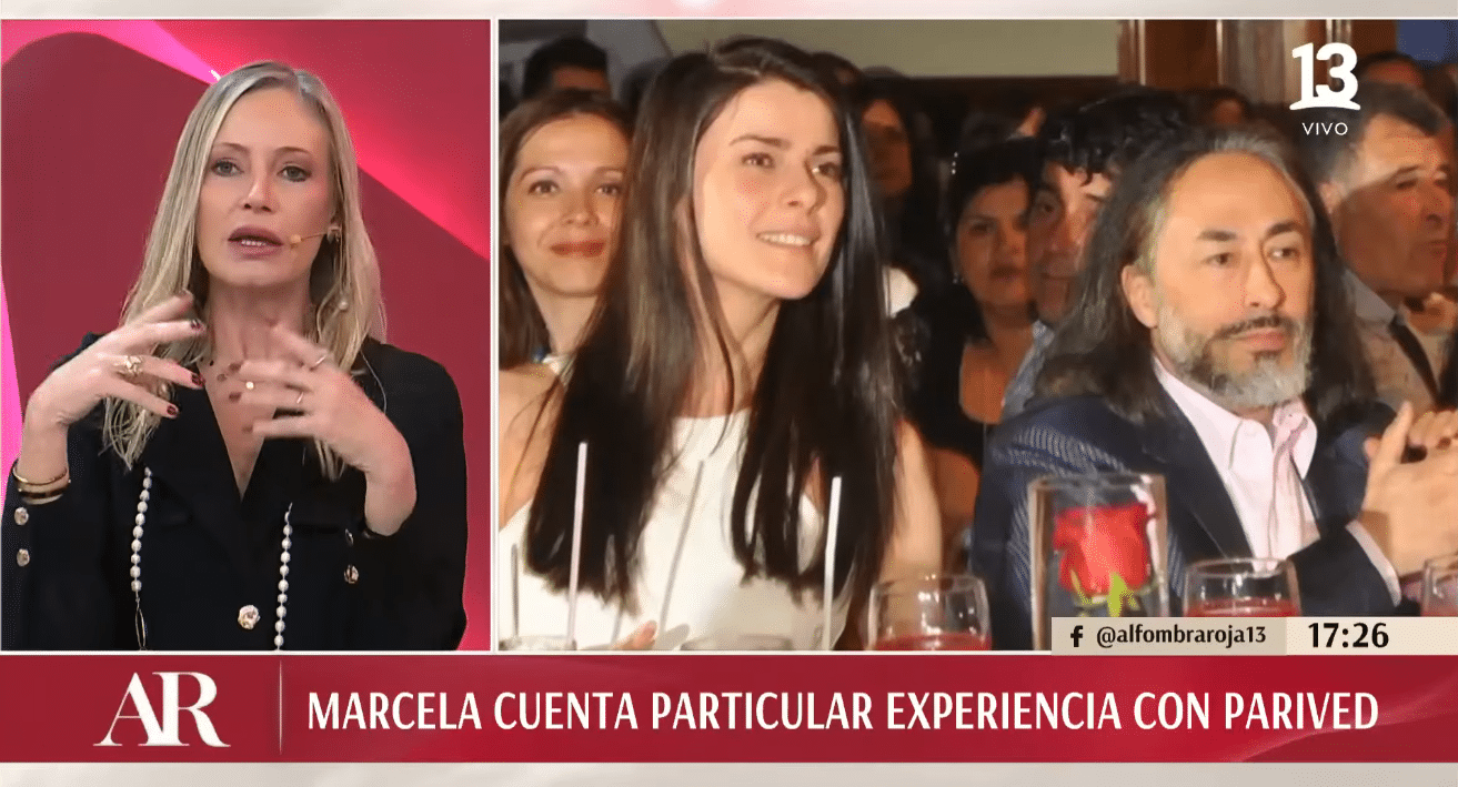 Una mujer rubia gesticula en un estudio; a su lado, una mujer de pelo largo y un hombre con barba están sentados entre otras personas.