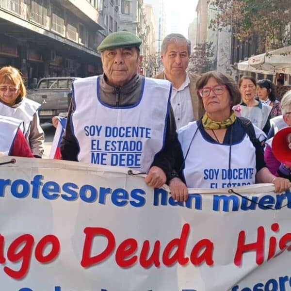 Profesores chilenos en una sala de clases: el Mineduc inicia el pago de la deuda histórica al segundo grupo de beneficiarios.