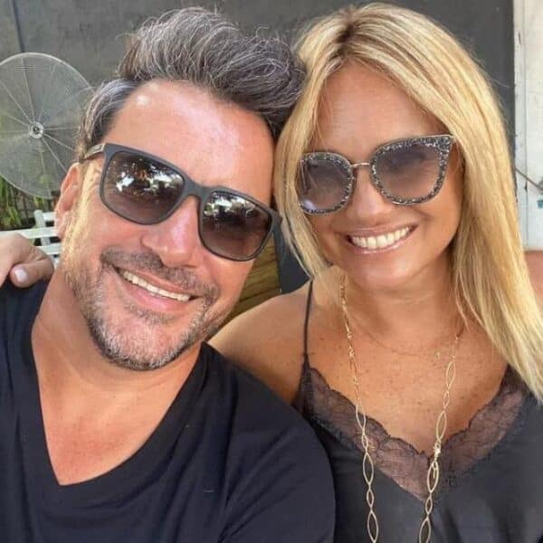 Douglas y Ana Sol Romero en una aparición pública durante su relación, antes de las nuevas declaraciones sobre su separación.