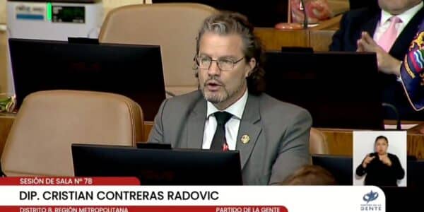 El diputado Cristián Contreras, conocido como Dr. File, durante una sesión en el Congreso Nacional