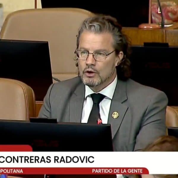 El diputado Cristián Contreras, conocido como Dr. File, durante una sesión en el Congreso Nacional
