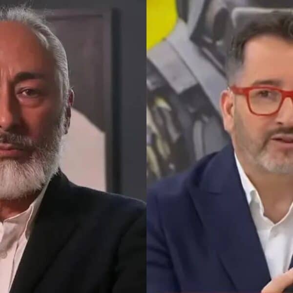 Composición en dos partes: a la izquierda, un hombre de barba canosa con chaqueta oscura; a la derecha, un hombre con lentes rojos y traje azul, sosteniendo un lápiz.