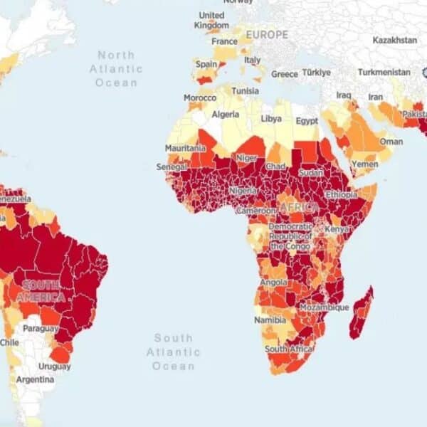 Personas caminando bajo el sol en una ciudad chilena, en el contexto de las proyecciones de calor por El Niño.