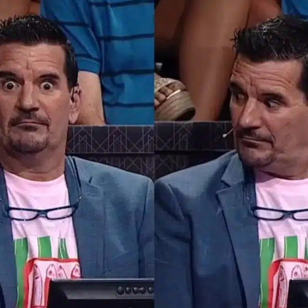 Un hombre de chaqueta azul y polera estampada aparece en dos momentos: primero mira al frente con expresión de sorpresa y luego hacia un costado. Al fondo hay público sentado.