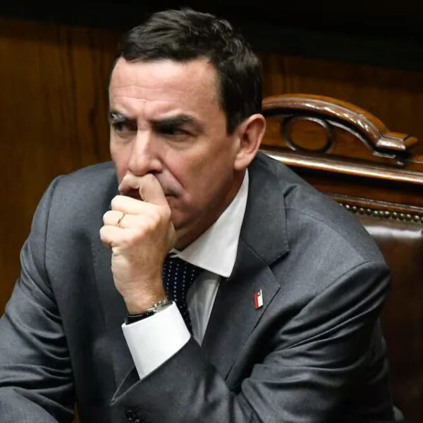 El ministro de Justicia Fernando Rabat abordando los 56 decretos de rebaja de condena firmados por su cartera