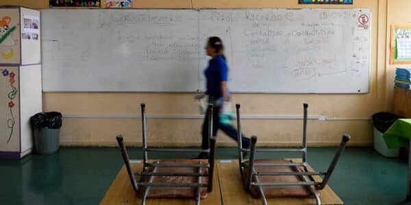 El Colegio de Profesores encendió la alerta por una circular de la Dirección de Educación Pública que ordena a los SLEP evaluar la fusión de cursos con 35 alumnos o menos para 2027.