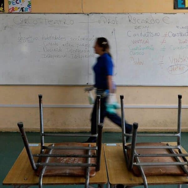 El Colegio de Profesores encendió la alerta por una circular de la Dirección de Educación Pública que ordena a los SLEP evaluar la fusión de cursos con 35 alumnos o menos para 2027.