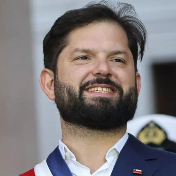 Gabriel Boric conversa con la prensa después de participar en una reunión política convocada por Michelle Bachelet.