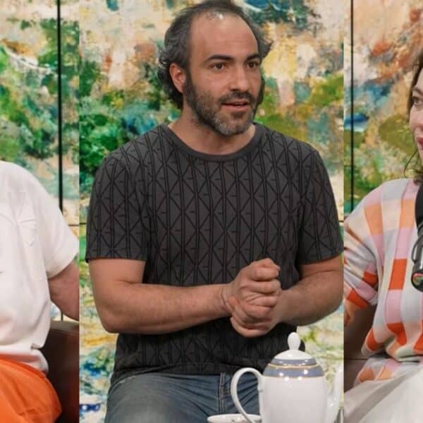 Gabriel Cañas junto a Coca Guazzini y Patricia Rivadeneira en el set del pódcast Revolución de las Viejas, durante la conversación sobre la televisión chilena.