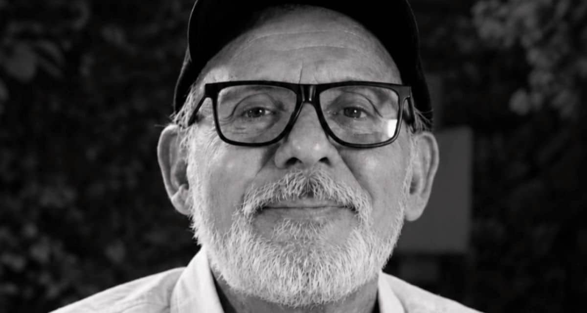 Gabriel Prieto, actor chileno de teatro y televisión, sonriendo en un registro reciente, imagen con la que se le recuerda tras su muerte a los 65 años.