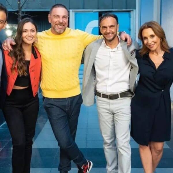 Gonzalo Ramírez junto a Karen Doggenweiler durante su despedida del matinal Mucho Gusto de Mega.