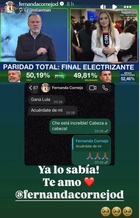 La imagen reúne una pantalla de televisión con un hombre y una mujer, un marcador que muestra resultados casi empatados y una captura de mensajería. Abajo aparece el texto «Ya lo sabía! Te amo».