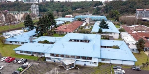 Fachada del Hospital de Puerto Montt, principal recinto asistencial de la Región de Los Lagos, en una imagen referencial