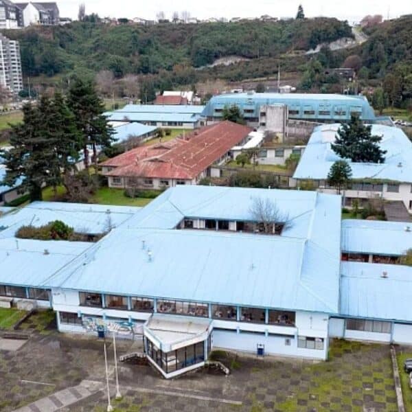 Fachada del Hospital de Puerto Montt, principal recinto asistencial de la Región de Los Lagos, en una imagen referencial