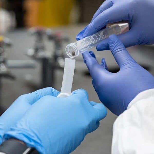 Laboratorio especializado en Irkutsk en medio de un operativo sanitario tras la muerte de una trabajadora.