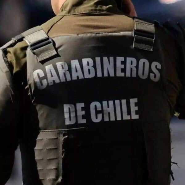 Patrulla de Carabineros en el exterior de un recinto policial tras el procedimiento iniciado en la tenencia de Isla de Maipo.