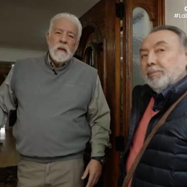 Iván Arenas muestra el interior de su casa durante La Divina Comida.