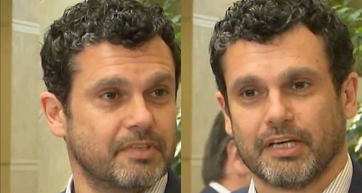 Dos imágenes contiguas muestran a un hombre de pelo rizado y barba corta, con chaqueta y camisa, hablando en un espacio interior.
