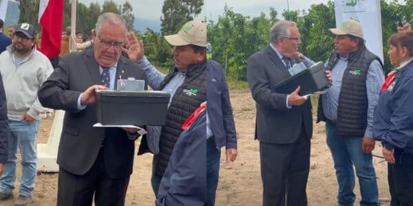 Jaime Campos durante una visita a agricultores de la Región del Maule, donde recibió cuestionamientos por la situación del sector agrícola.