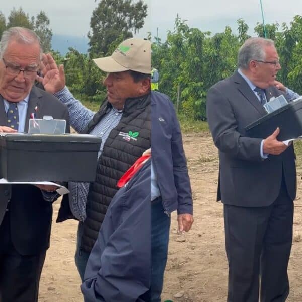 Jaime Campos durante una visita a agricultores de la Región del Maule, donde recibió cuestionamientos por la situación del sector agrícola.