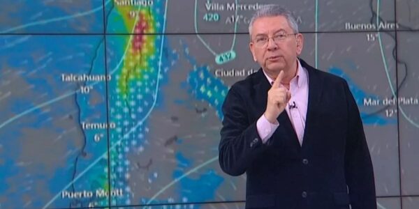 El meteorólogo Jaime Leyton entregando el pronóstico del tiempo para el fin de semana de Halloween en Mega.