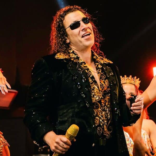 Leo Rey durante una presentación musical, en medio de una disputa judicial relacionada con una antigua deuda laboral.