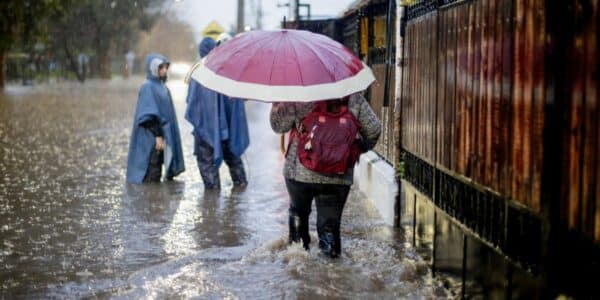 Calles de Santiago bajo la lluvia, ante el pronóstico de un nuevo sistema frontal y posibles tormentas eléctricas.