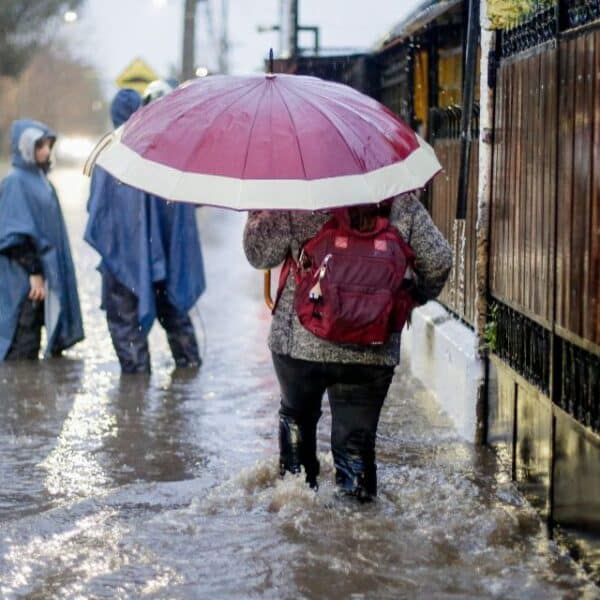 Calles de Santiago bajo la lluvia, ante el pronóstico de un nuevo sistema frontal y posibles tormentas eléctricas.