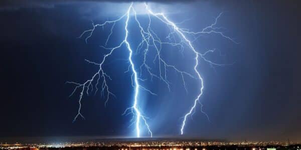 Nubes de tormenta sobre Santiago, imagen referencial de las lluvias y tormentas eléctricas pronosticadas para la zona central de Chile.