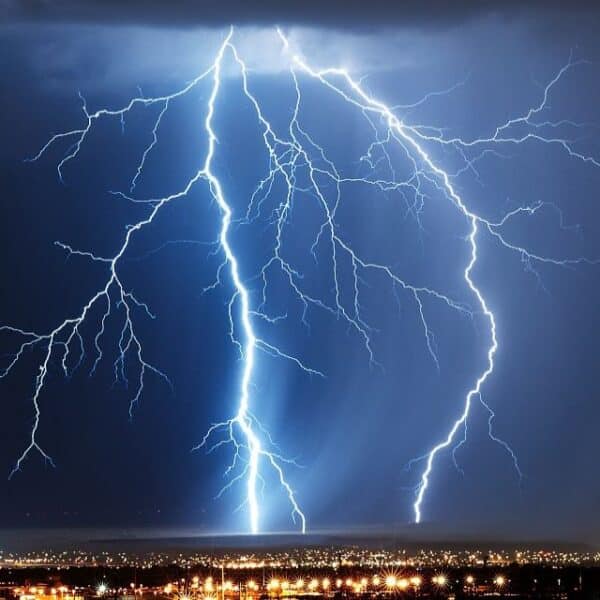 Nubes de tormenta sobre Santiago, imagen referencial de las lluvias y tormentas eléctricas pronosticadas para la zona central de Chile.